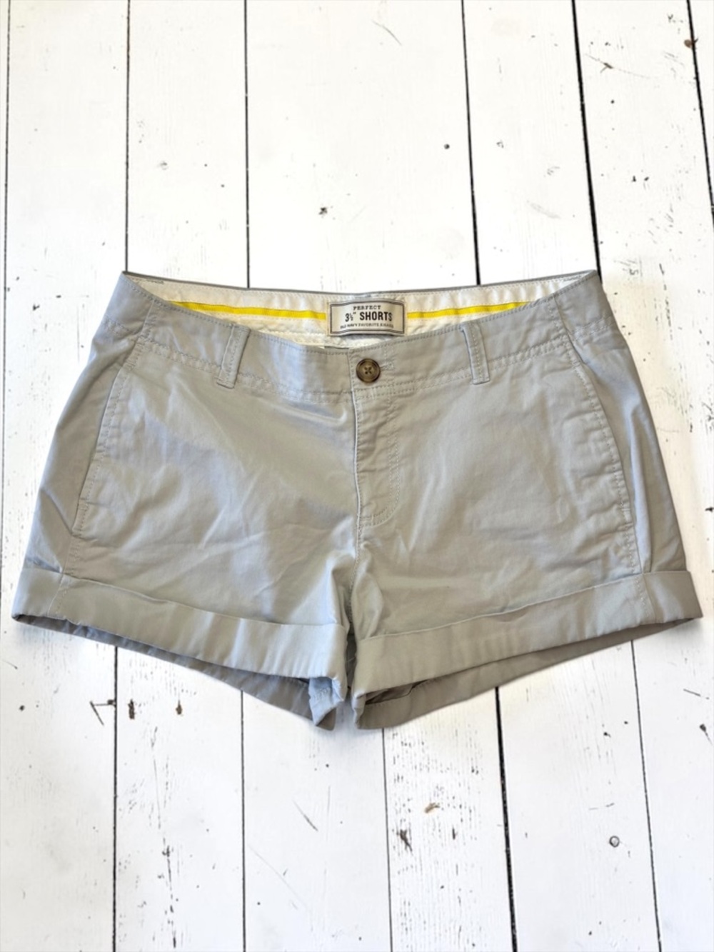 Old Navy Favorite Khakis Perfect 3.5 Shorts Size 4 Stretch Cuffed Chino Shorts